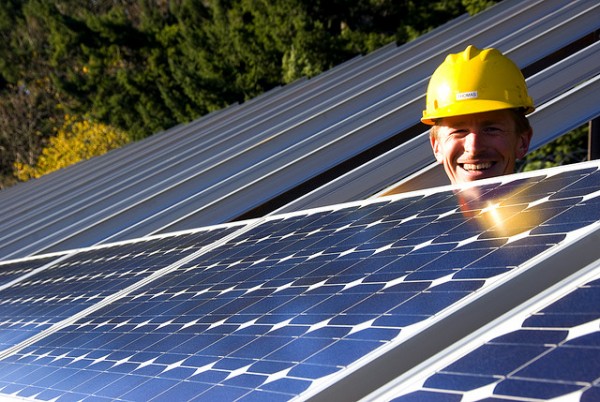 sustainable-behaviour-installing-solar-panels-600x402 sustainable-behaviour-installing-solar-panels-600x402